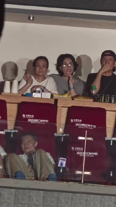 那英首场演唱会阵容堪比春晚，王菲谢霆锋助阵