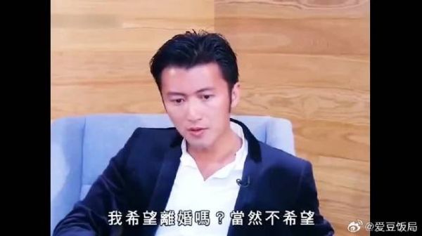 谢霆锋坐在张柏芝和陈冠希中间演唱，王菲不停回望
