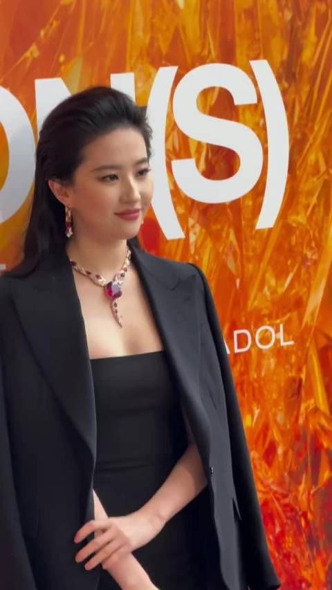刘亦菲背头黑西装配宝格丽，高颅顶骨相优越