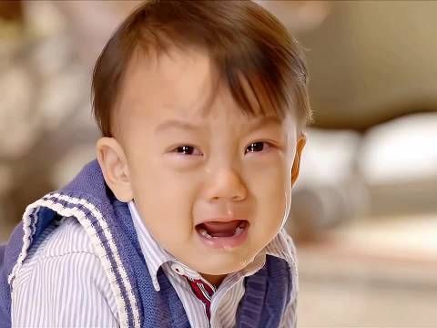 儿子被开水烫的哇哇直哭,不料妈妈的做法让人看了气愤