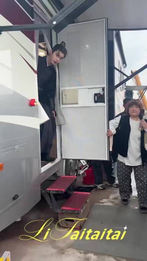 何与生日会惊喜满满，韩国粉丝特意组团奔赴现场…