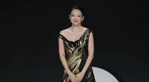 章子怡短发狼尾造型亮相，黑金长裙尽显行业含金量