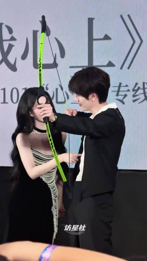 看片会两人穿搭氛围感拉满，魏哲鸣黑西装矜贵稳重，刘些宁珍珠礼裙优雅大方…