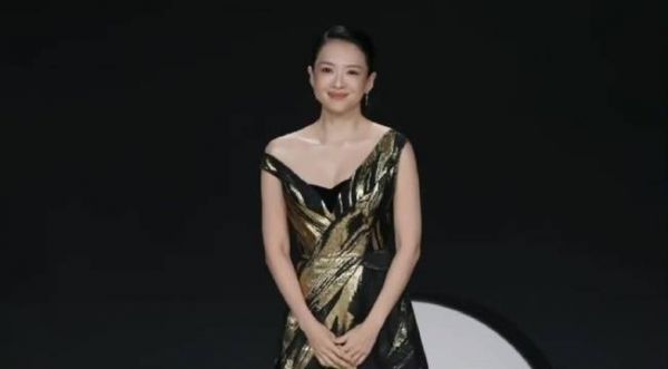 章子怡狼尾短发配黑金长裙，影后气场全开
