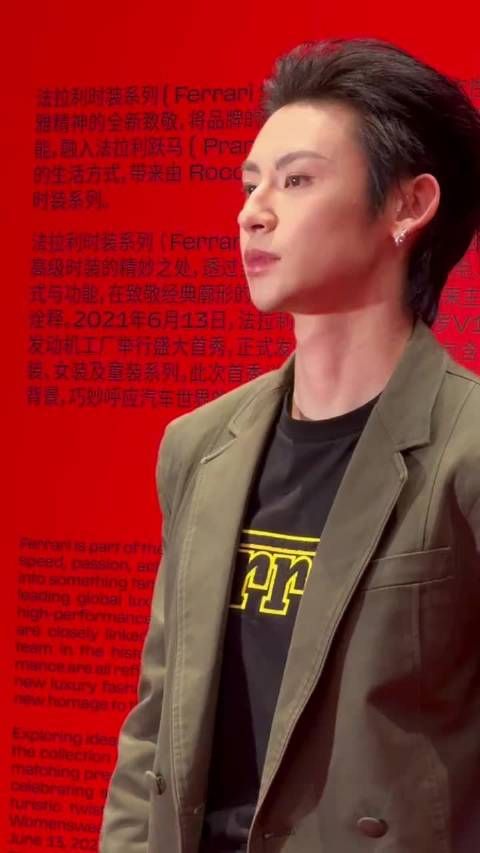 小鬼军绿西装亮相活动，大背头耳饰诠释年轻奢华