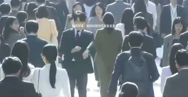 帅气男人街头漫步引普通人目光