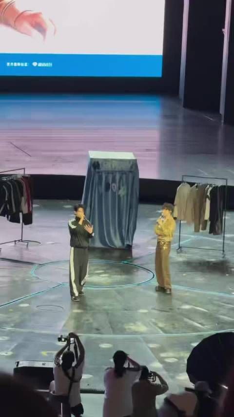 何与舞台随性换装，正反角度帅气逼人