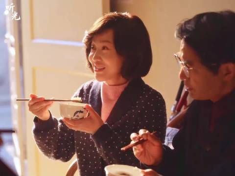 林栋哲买电锅孝敬黄玲和庄超英 黄玲看着孩子们都争相孝顺，心里十分幸福