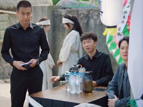 小城故事多：女孩发现自己耳鸣居然好了，一鼓作气吹了一首又一首！