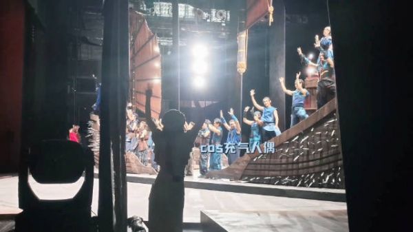 吴宣仪再次cos充气人偶