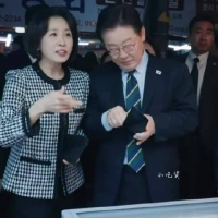 韩国总统李在明夫妇逛菜场，夫人付钱找零放回自己钱包