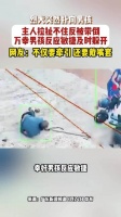 猎犬扑向小男孩主人拖拽反被带倒