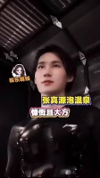 张真源单肩就把彭昱畅扛起来了，太牛了，不愧是一直对身材管理很严格的人
