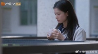 苗靖没钱买饭中午饿就啃馒头，冬天也没衣服穿，日子过得太惨了