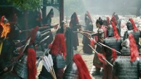一个手无缚鸡之力的老妇人，为什么会吓得士兵们连连后退？