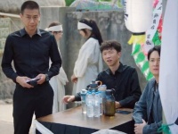 小城故事多：女孩发现自己耳鸣居然好了，一鼓作气吹了一首又一首！