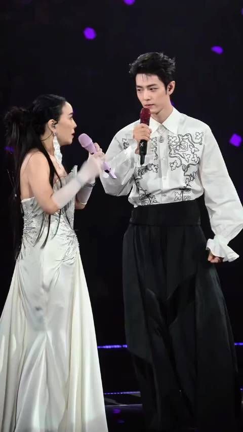 那英下去换衣服,肖战一个人被晾在五棵松台上整整5分钟,没提词器,没台本…