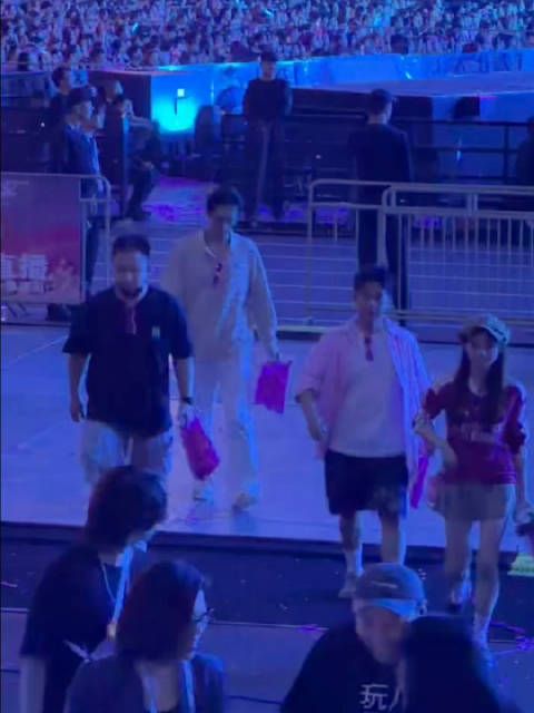 网友拍到李现章若楠汪苏泷演唱会离场直拍，现哥唱的好开心啊！