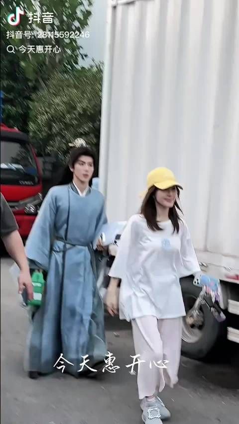 赵露思今天超话自己签到