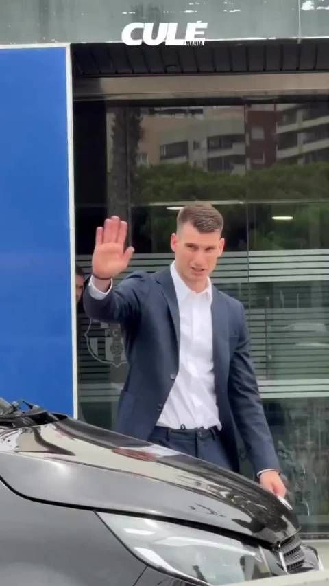 多米尼克·利瓦科维奇昨天在俱乐部办公室与巴萨签署合同并与球迷合影，憨憨的