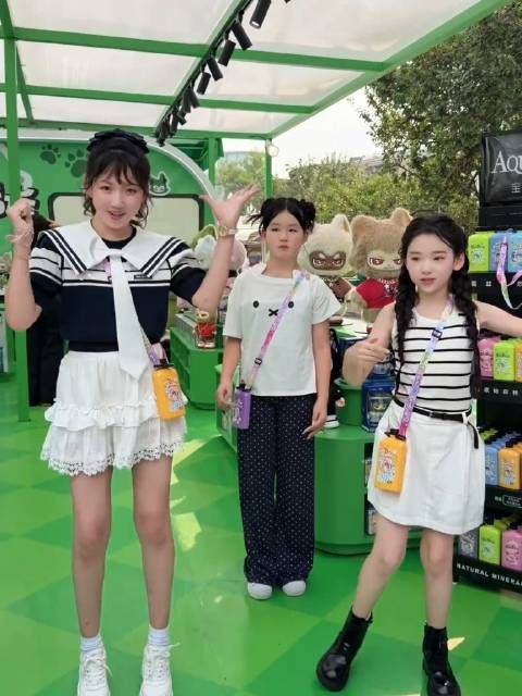小女孩们关系相处的很好啊，还一起跳舞呢！