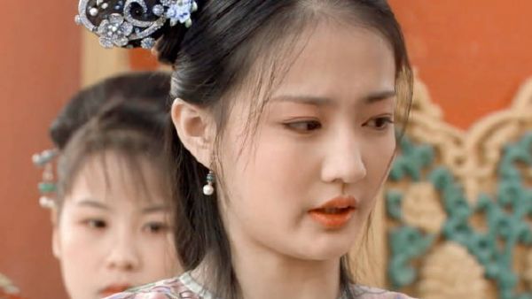 这才是真正少女演的少女，一颦一笑，一喜一嗔，都是满眼的青春，娇嫩欲滴