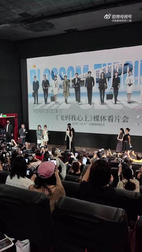 近距离的肢体拉扯，加上突如其来的撞鼻小插曲，氛围感直接跳到心上
