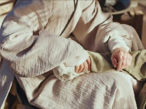 长玉脚崴了 谢征给长玉正骨