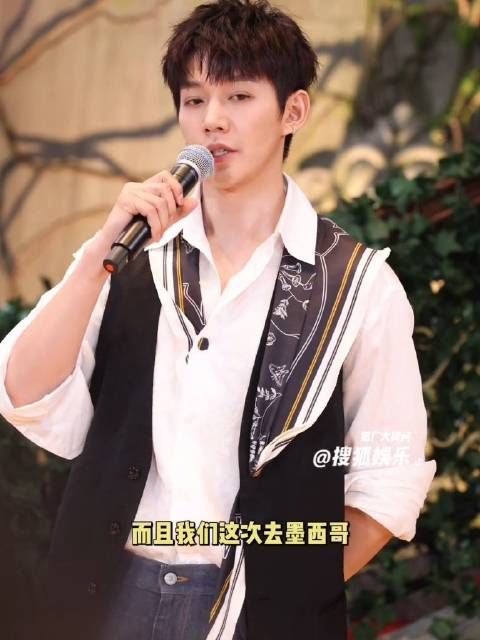 邓为回应被夸行走的时装周 完全行走的文化交流使者！邓为 花少媒体见面会