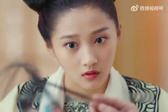 “女人惊恐的发现眼前的皮影人，竟是自己的好闺蜜”