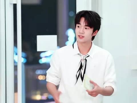 一个冷幽默，一个小太阳，他们俩是真的聊得来哈哈哈 崔凯怡 曹以恒