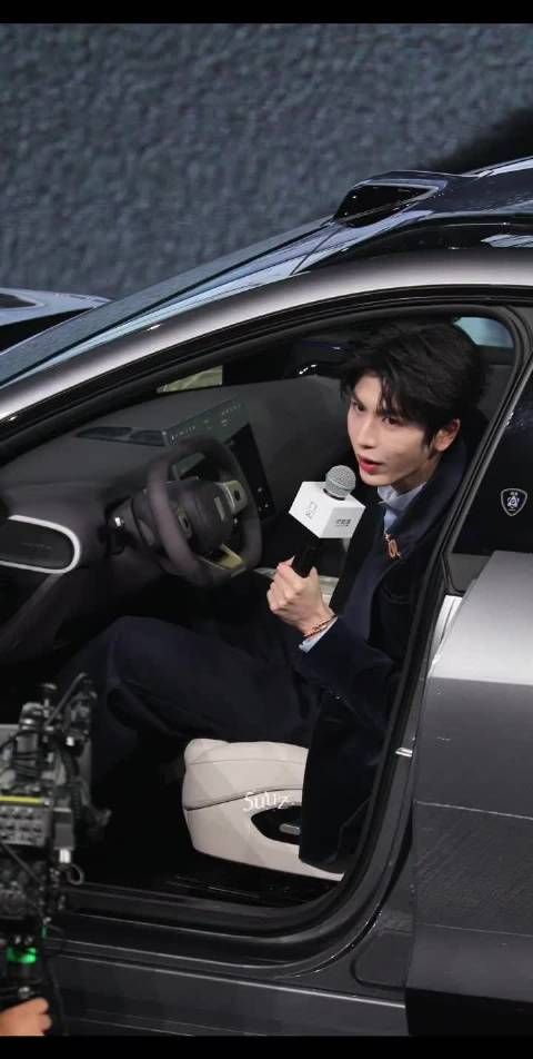 老公降临了 张凌赫帅出次元欸