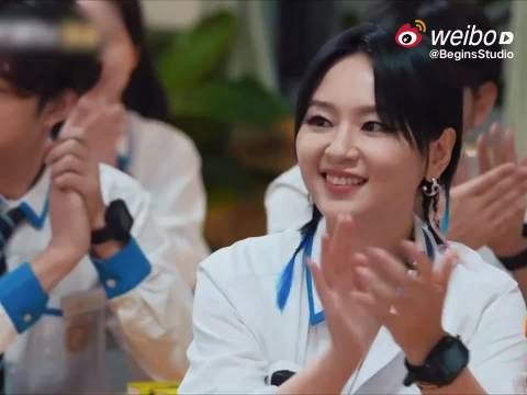 许凯张宥浩彭彭横抱周笔畅，笔笔绷直如人形立板