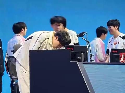 左手赛后回头吃瓜圣枪哥与老队友互动