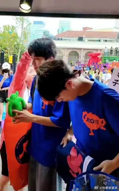 开始以为他会尴尬，结果被他爽到了！
