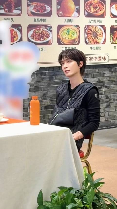 不要靠太近，会被范丞丞下颌线割伤的 范丞丞现在就出发龙餐馆路透