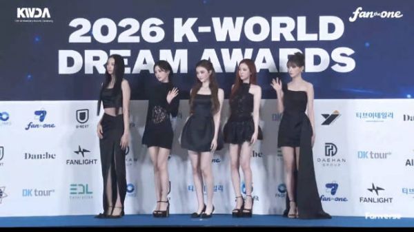今天依然特别美的meovv KWDA2026蓝毯造型，大长腿女模