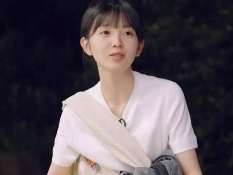 田曦薇晨起素颜原相机直出，洁面泡沫留真实居家感