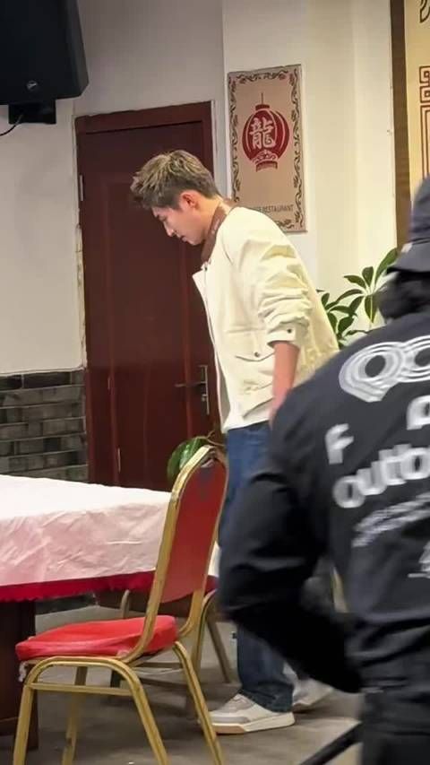 黄sir一看就是会干活的人，举手投足间，娴熟
