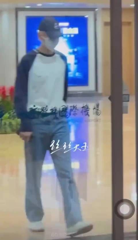 王俊凯抵达南京为演唱会做准备了,燥侯这个小凯啊!