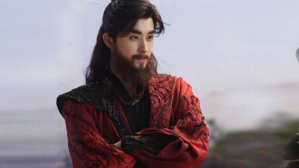 李长寿假扮护宗使者长庚，轻松击垮天涯阁阁主