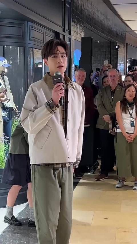胡一天线下活动 他好适合这英伦风，品牌方找对人了