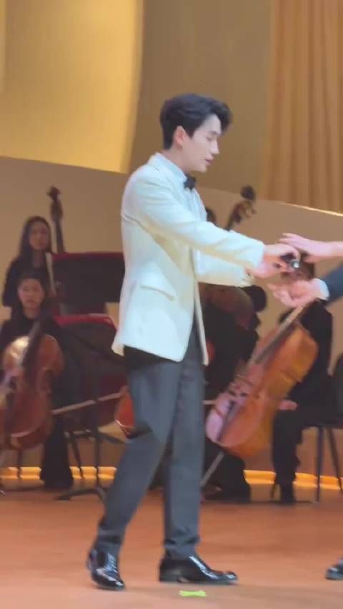 舒淇朱一龙联名雅诗兰黛白金系列，高级感拉满