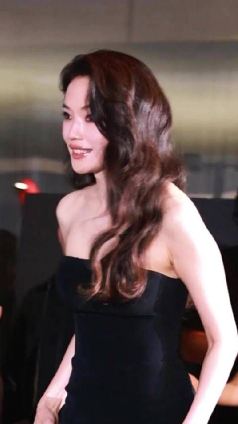舒淇身袭黑裙，像从画里走出来