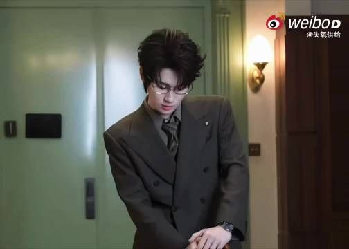 张真源拍摄间隙吃晕碳，脑袋一歪眼神涣散