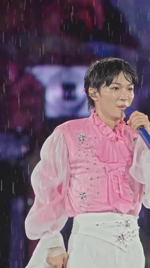 歌手周深的雨中演唱会!