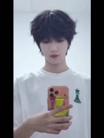 张桂源晒泡泡卷毛自拍，神颜萌弟期待下次见
