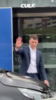 多米尼克·利瓦科维奇昨天在俱乐部办公室与巴萨签署合同并与球迷合影，憨憨的