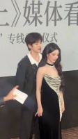 双人舞ending意外撞鼻子，突如其来的近距离，粉红氛围感直接拉满