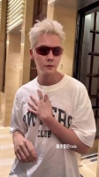 陈伟霆九门庆功宴路透，白毛墨镜look完全帅气啊！